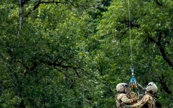 Oregon National Guard members collaborated with the Clackamas Fire Department and additional first responders to conduct aviation rescue training