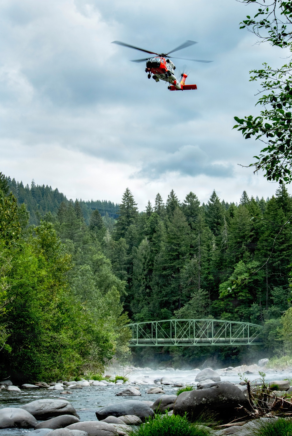 Oregon National Guard members collaborated with the Clackamas Fire Department and additional first responders to conduct aviation rescue training