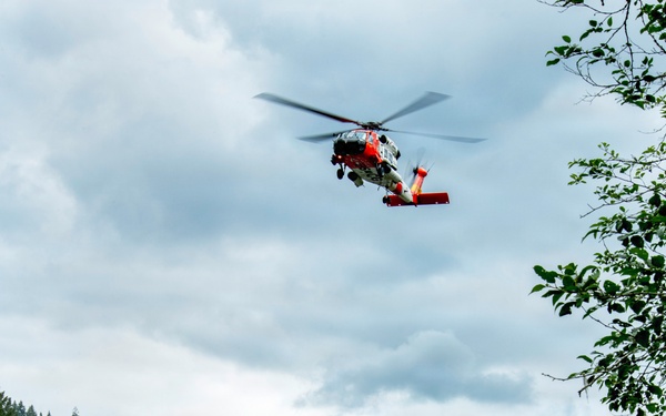 Oregon National Guard members collaborated with the Clackamas Fire Department and additional first responders to conduct aviation rescue training