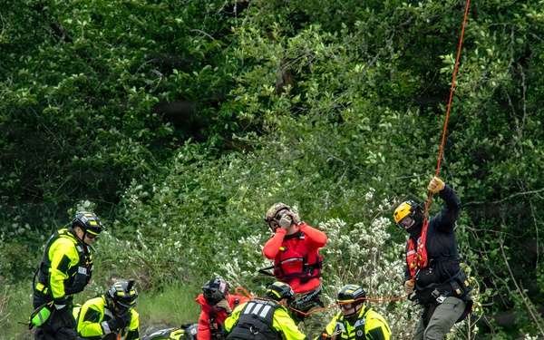 Oregon National Guard members collaborated with the Clackamas Fire Department and additional first responders to conduct aviation rescue training
