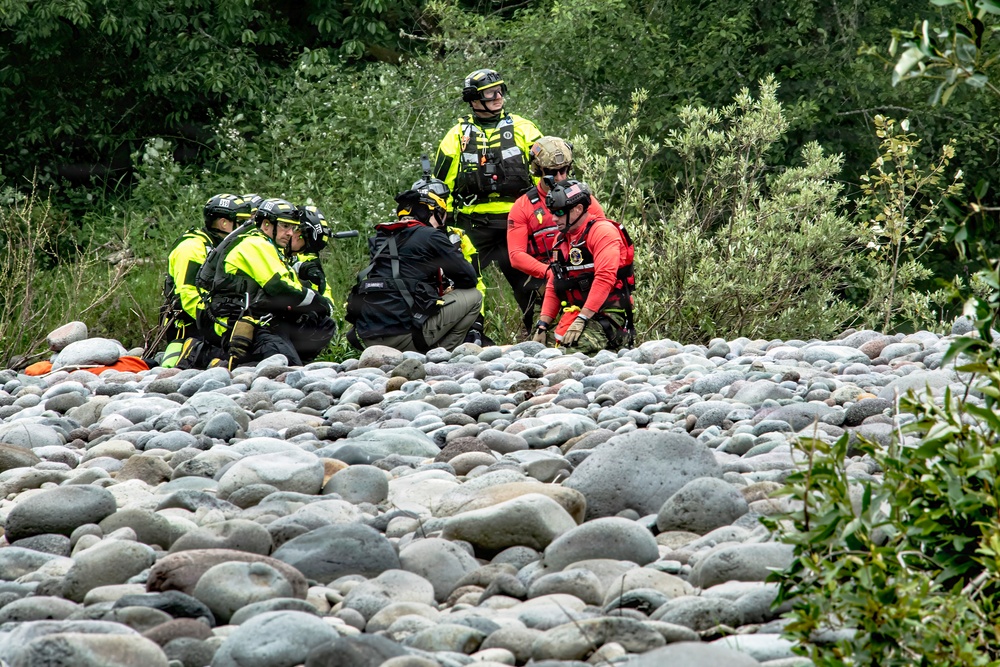 Oregon National Guard members collaborated with the Clackamas Fire Department and additional first responders to conduct aviation rescue training