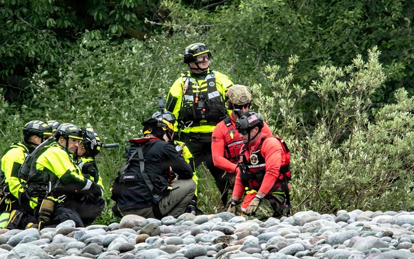 Oregon National Guard members collaborated with the Clackamas Fire Department and additional first responders to conduct aviation rescue training
