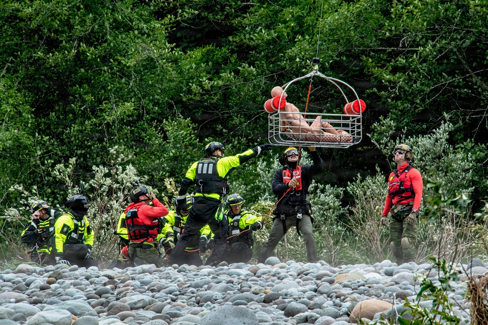 Oregon National Guard members collaborated with the Clackamas Fire Department and additional first responders to conduct aviation rescue training