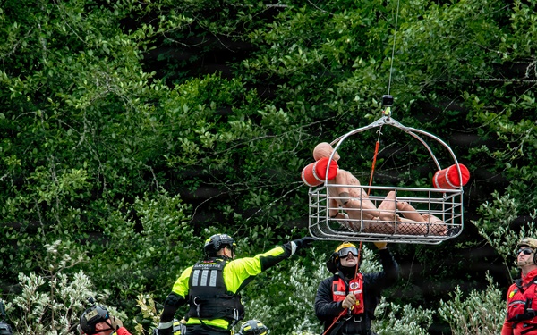 Oregon National Guard members collaborated with the Clackamas Fire Department and additional first responders to conduct aviation rescue training