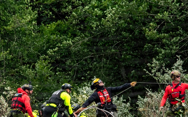 Oregon National Guard members collaborated with the Clackamas Fire Department and additional first responders to conduct aviation rescue training