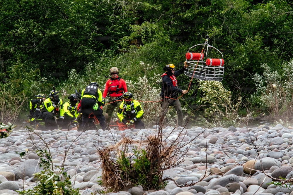 Oregon National Guard members collaborated with the Clackamas Fire Department and additional first responders to conduct aviation rescue training