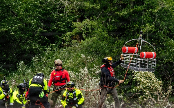 Oregon National Guard members collaborated with the Clackamas Fire Department and additional first responders to conduct aviation rescue training