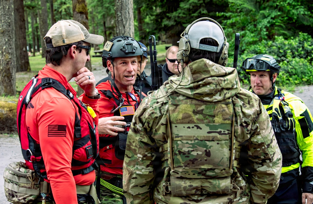 Oregon National Guard members collaborated with the Clackamas Fire Department and additional first responders to conduct aviation rescue training