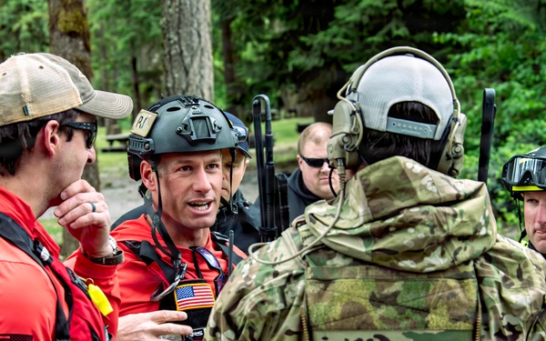 Oregon National Guard members collaborated with the Clackamas Fire Department and additional first responders to conduct aviation rescue training