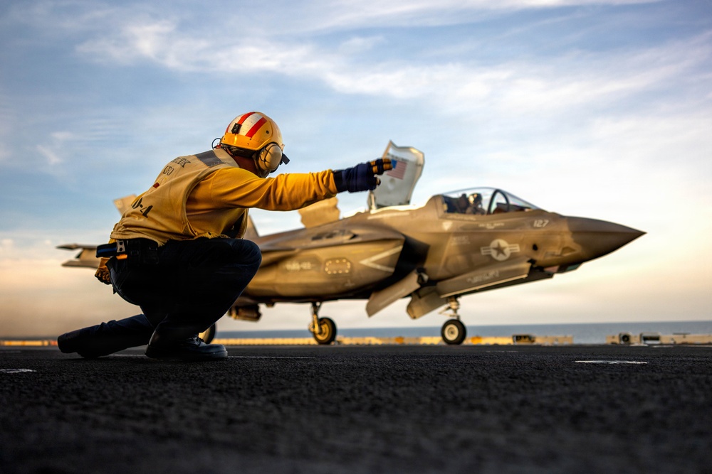11th MEU Marines, Sailors Conduct Flight Operations Aboard USS Boxer