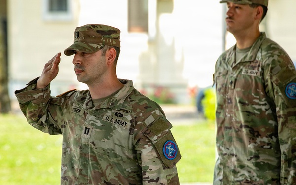 Capt. Ron Cohen assumes command of Headquarters and Headquarters Detachment, 522D Military Intelligence Battalion (Theater)