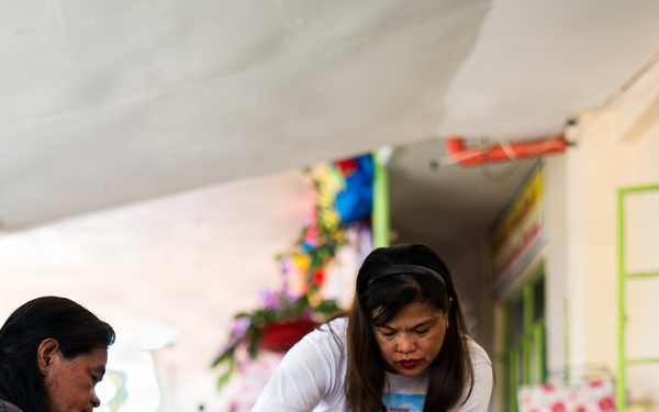 U.S. Marines and Philippine service members participate in Bobon Elementary Eskwela