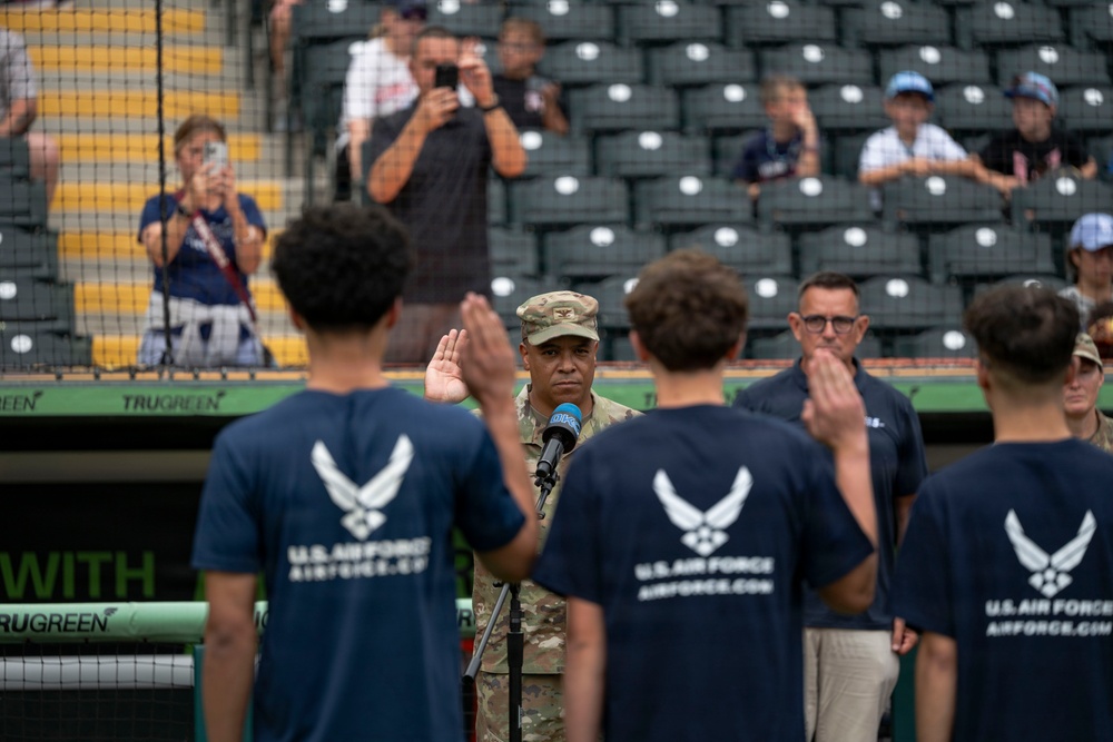 OKC Comets honors service members during military appreciation night