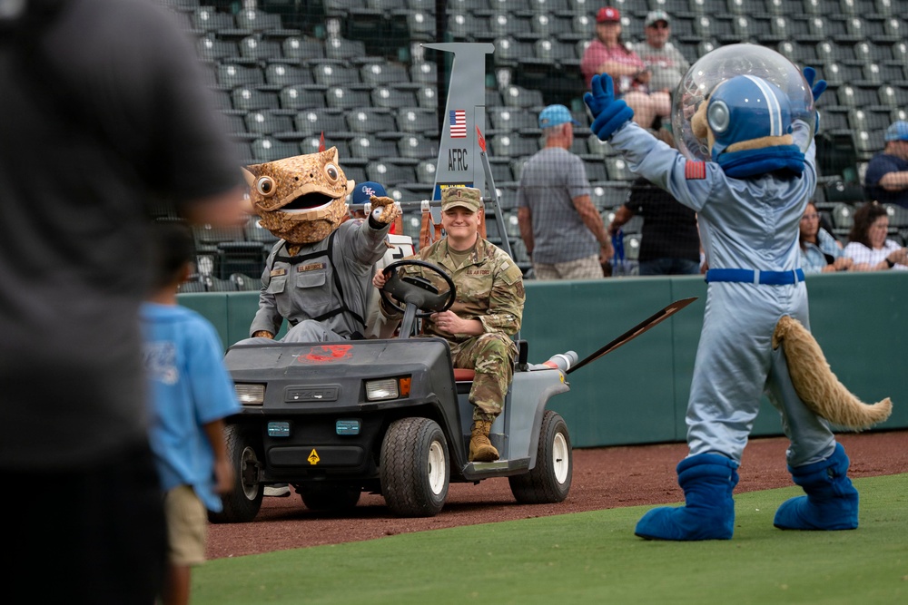 OKC Comets honors service members during military appreciation night