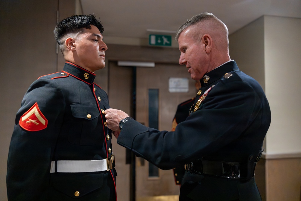 The Commandant, Gen. Eric M. Smith visits London Detachment Marine Security Guards