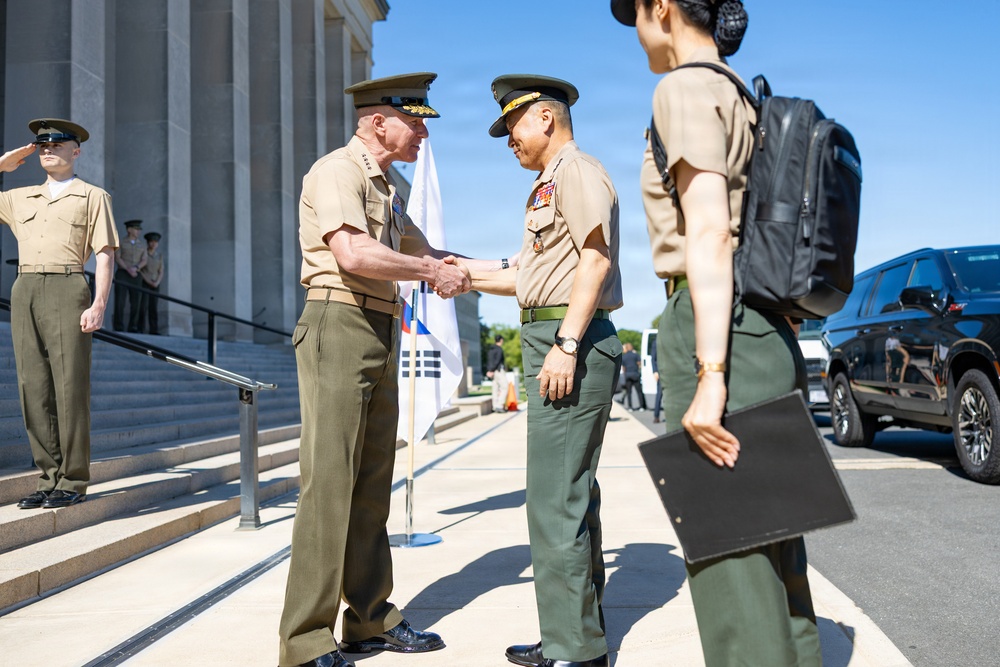 The Commandant, Gen. Eric M. Smith hosts the ROK Marine Corps Commandant, Lt. Gen. Ju II-Seok at the Pentagon