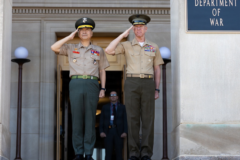 The Commandant, Gen. Eric M. Smith hosts the ROK Marine Corps Commandant, Lt. Gen. Ju II-Seok at the Pentagon