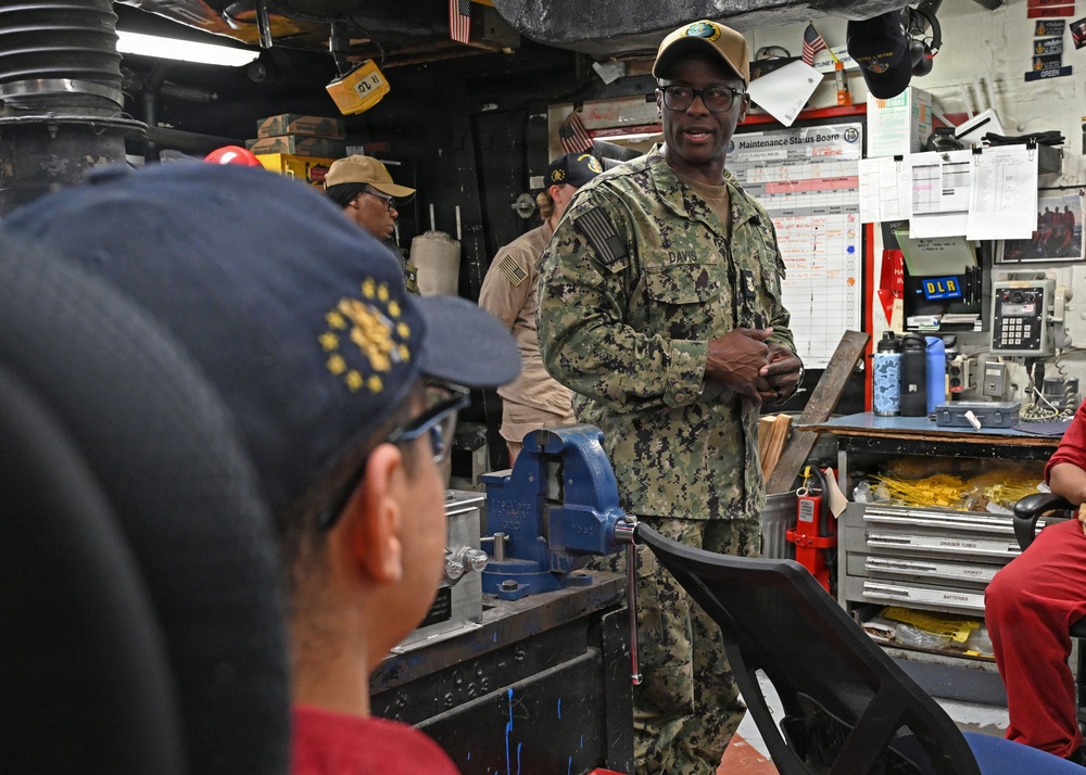 U.S. Pacific Fleet Master Chief Don Davis conducts battlespace circulation in NRNW