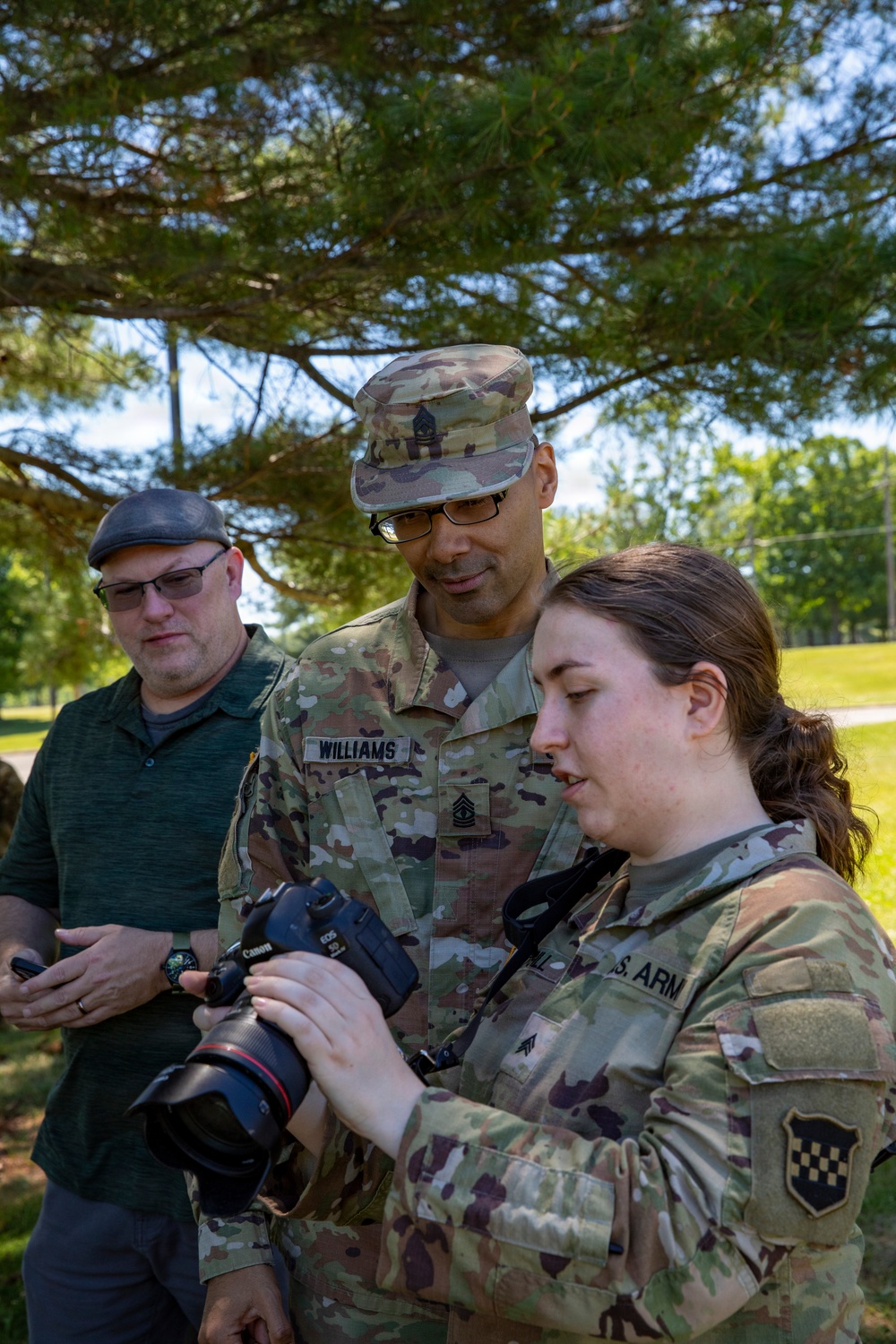 Reserve Soldiers Train With Industry