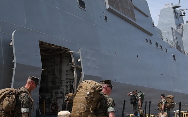 26th MEU Command Element and HMH 461 embarks USS Arlington