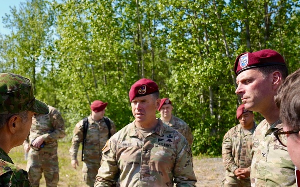 JGSDF Northern Army Commander Meets 11th Airborne Division Leadership