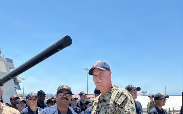 Naval Surface Force Atlantic (SURFLANT) visits USS PAUL IGNATIUS (DDG 117)