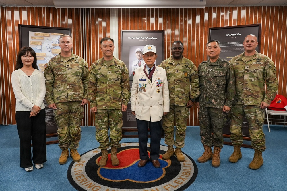 Command team honors Yu Yong Bong