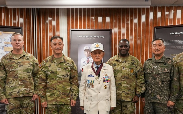 Command team honors Yu Yong Bong