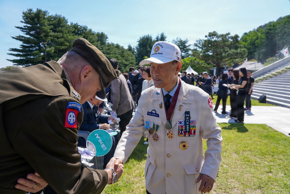 Korean War veteran receives greetings during memorial ceremony