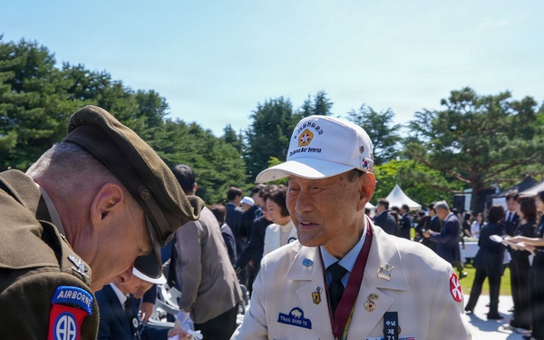 Korean War veteran receives greetings during memorial ceremony