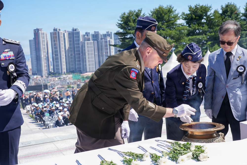 Flower placement remembers fallen Republic of Korea heroes