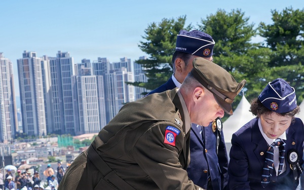 Flower placement remembers fallen Republic of Korea heroes