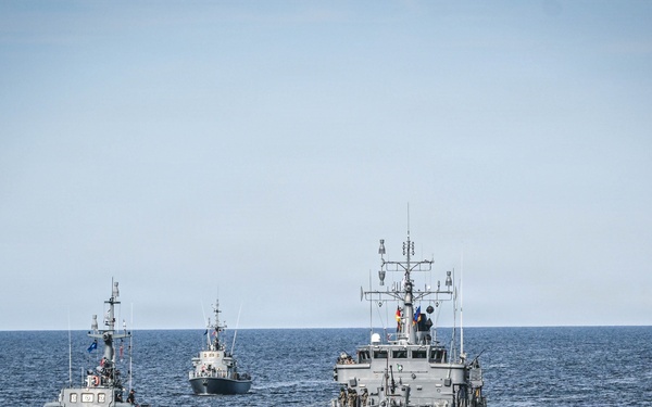 Baltic Naval Squadron Assists Standing NATO Mine Countermeasure Group 1