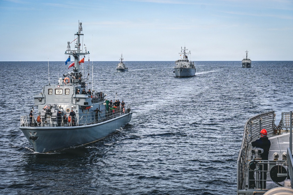 Baltic Naval Squadron Assists Standing NATO Mine Countermeasure Group 1