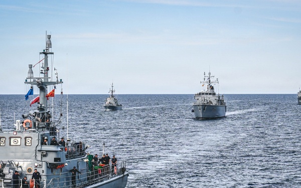 Baltic Naval Squadron Assists Standing NATO Mine Countermeasure Group 1