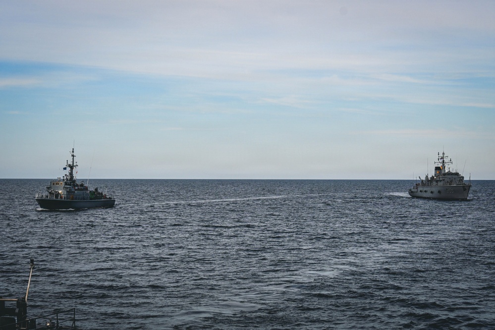 Baltic Naval Squadron Assists Standing NATO Mine Countermeasure Group 1