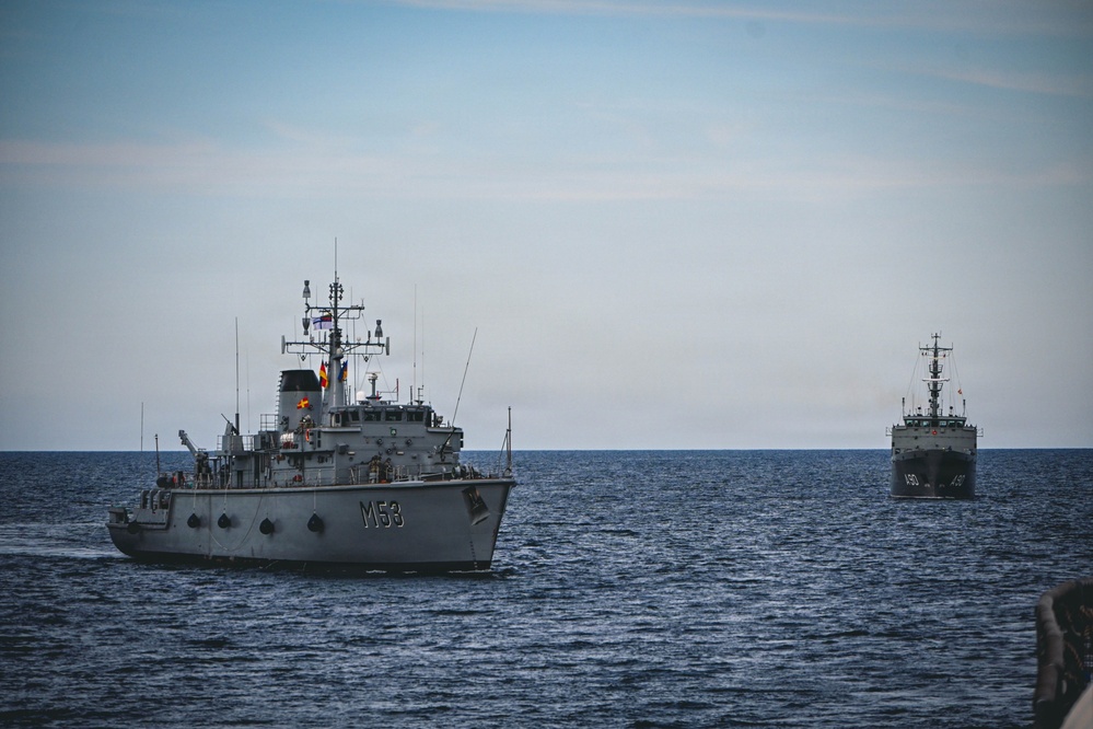 Baltic Naval Squadron Assists Standing NATO Mine Countermeasure Group 1