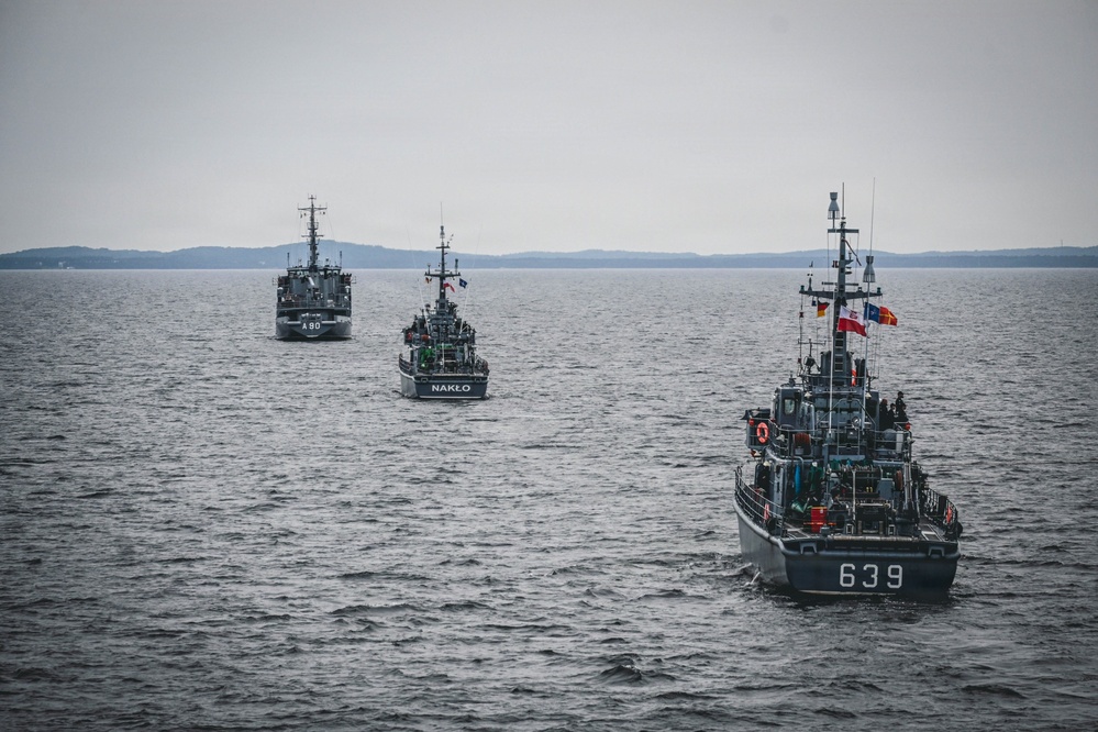 Baltic Naval Squadron Assists Standing NATO Mine Countermeasure Group 1