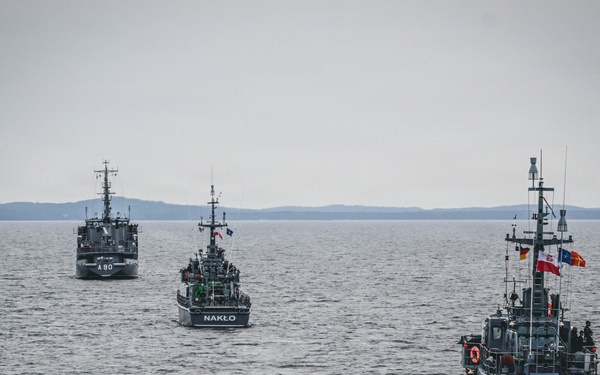 Baltic Naval Squadron Assists Standing NATO Mine Countermeasure Group 1