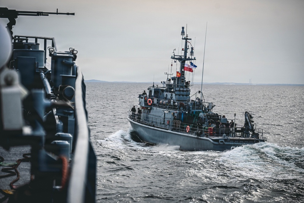 Baltic Naval Squadron Assists Standing NATO Mine Countermeasure Group 1