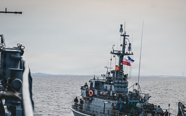 Baltic Naval Squadron Assists Standing NATO Mine Countermeasure Group 1