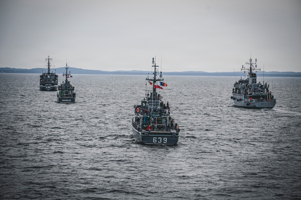 Baltic Naval Squadron Assists Standing NATO Mine Countermeasure Group 1