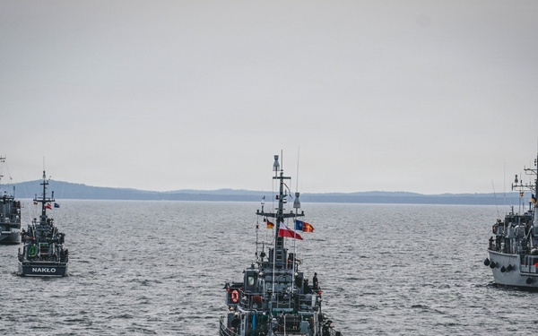 Baltic Naval Squadron Assists Standing NATO Mine Countermeasure Group 1