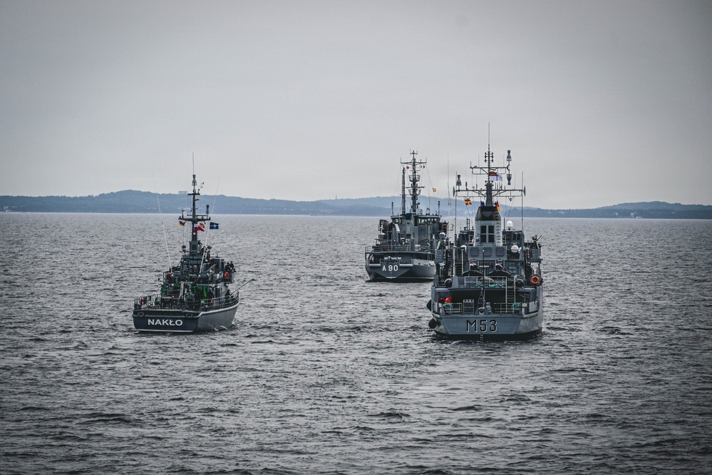 Baltic Naval Squadron Assists Standing NATO Mine Countermeasure Group 1