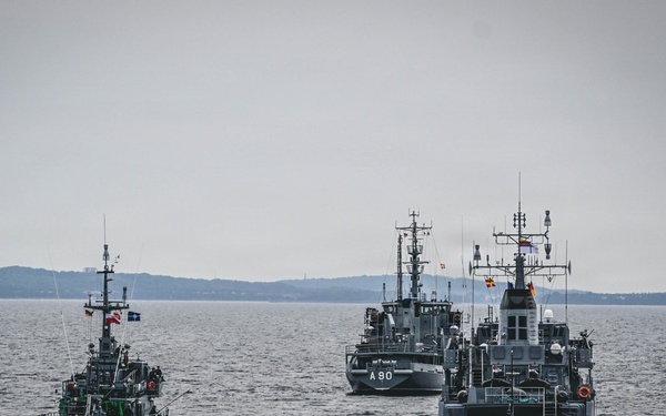 Baltic Naval Squadron Assists Standing NATO Mine Countermeasure Group 1