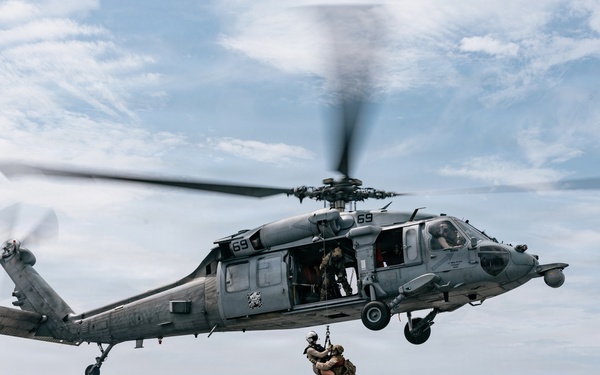 11th MEU Marines, Sailors Conduct Hoist Training Aboard USS Portland