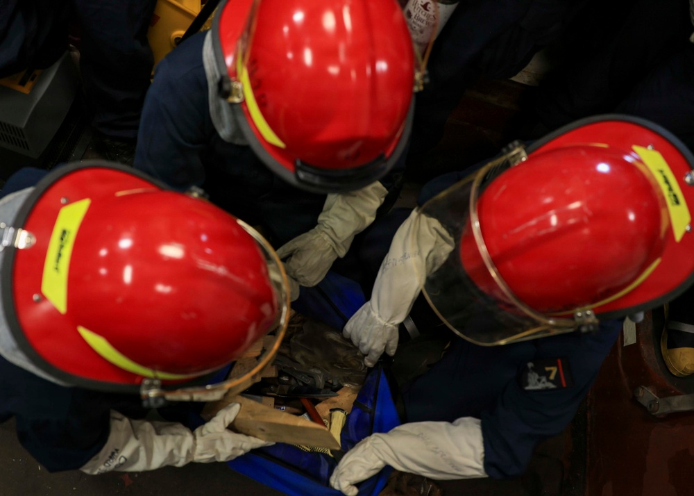 USS Iwo Jima Conducts Inport DCTT Drill