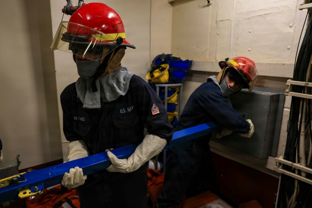 USS Iwo Jima Conducts Inport DCTT Drill