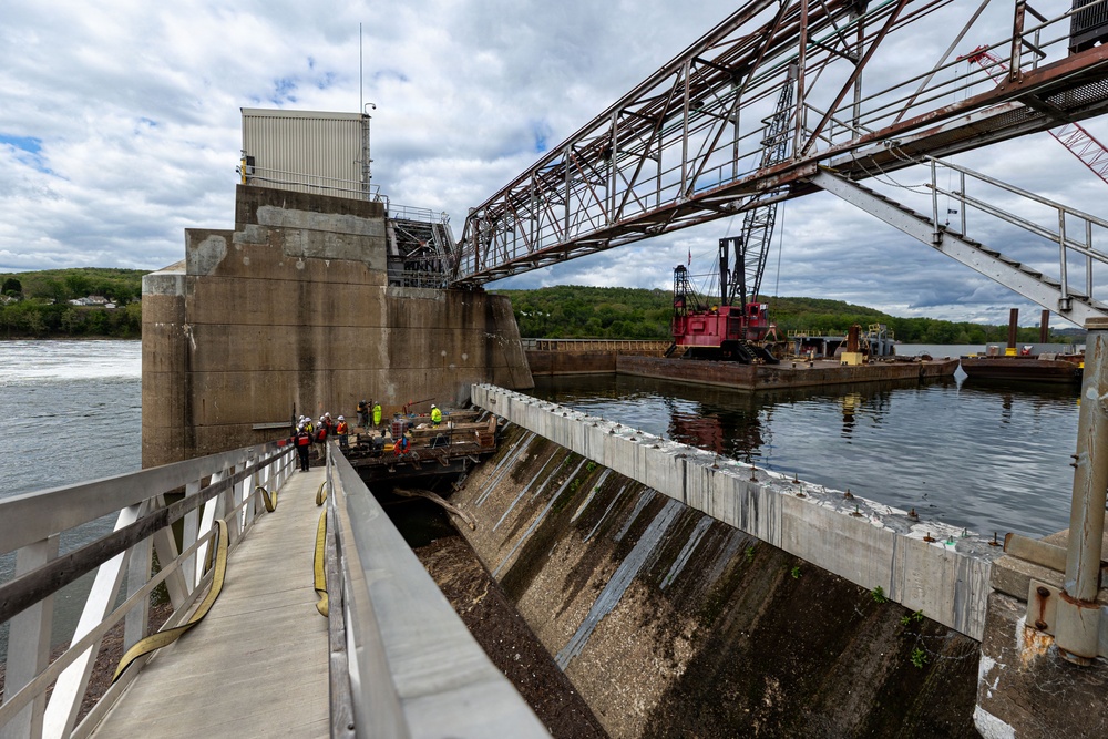 Assistant Secretary of the Army for Civil Works and USACE Commanding General Visit Montgomery Locks and Dam