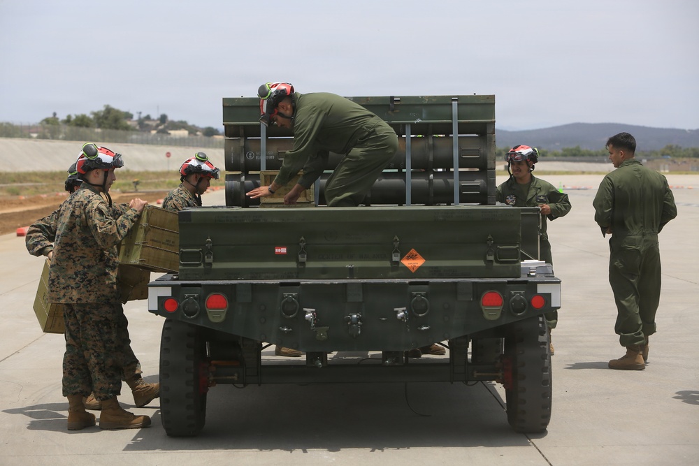 ITX 3-26 | HMLA-775 Conducts Ordnance Loading and Flight Procedures
